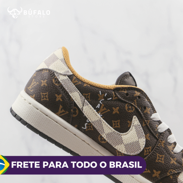TÊNIS AIR JORDAN 1 LOW X LOUIS VUITTON X TRAVIS SCOTT MONOGRAM BROWN (EM COURO) - Imagem 2