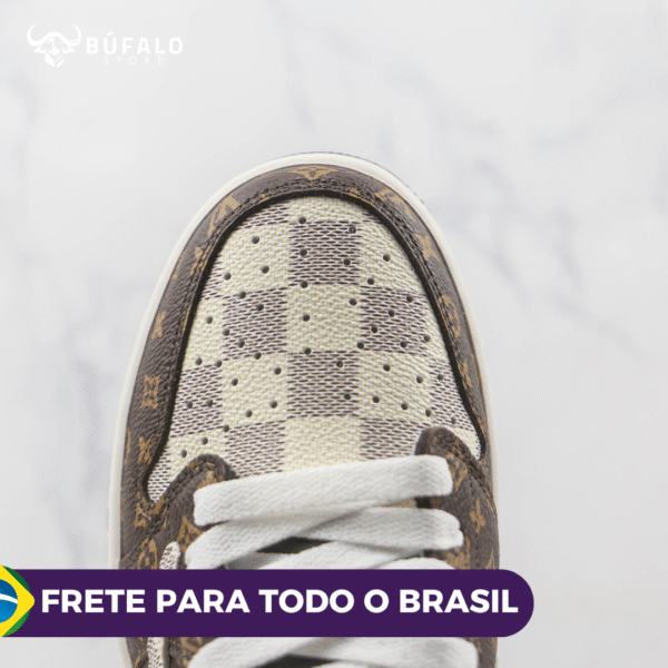 TÊNIS AIR JORDAN 1 LOW X LOUIS VUITTON X TRAVIS SCOTT MONOGRAM BROWN (EM COURO) - Imagem 3