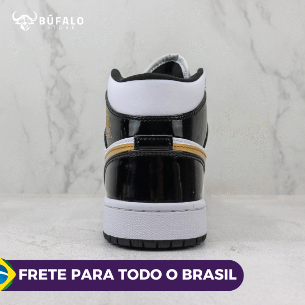 TÊNIS AIR JORDAN 1 MID SE BLACK METALIC GOLD (EM COURO) - Imagem 4