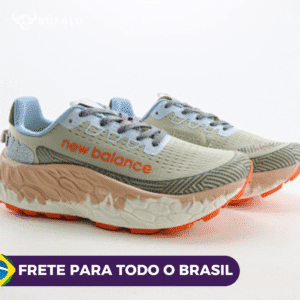 New Balance Fresh Foam More Trail v3 Bege com detalhes em azul claro e laranja